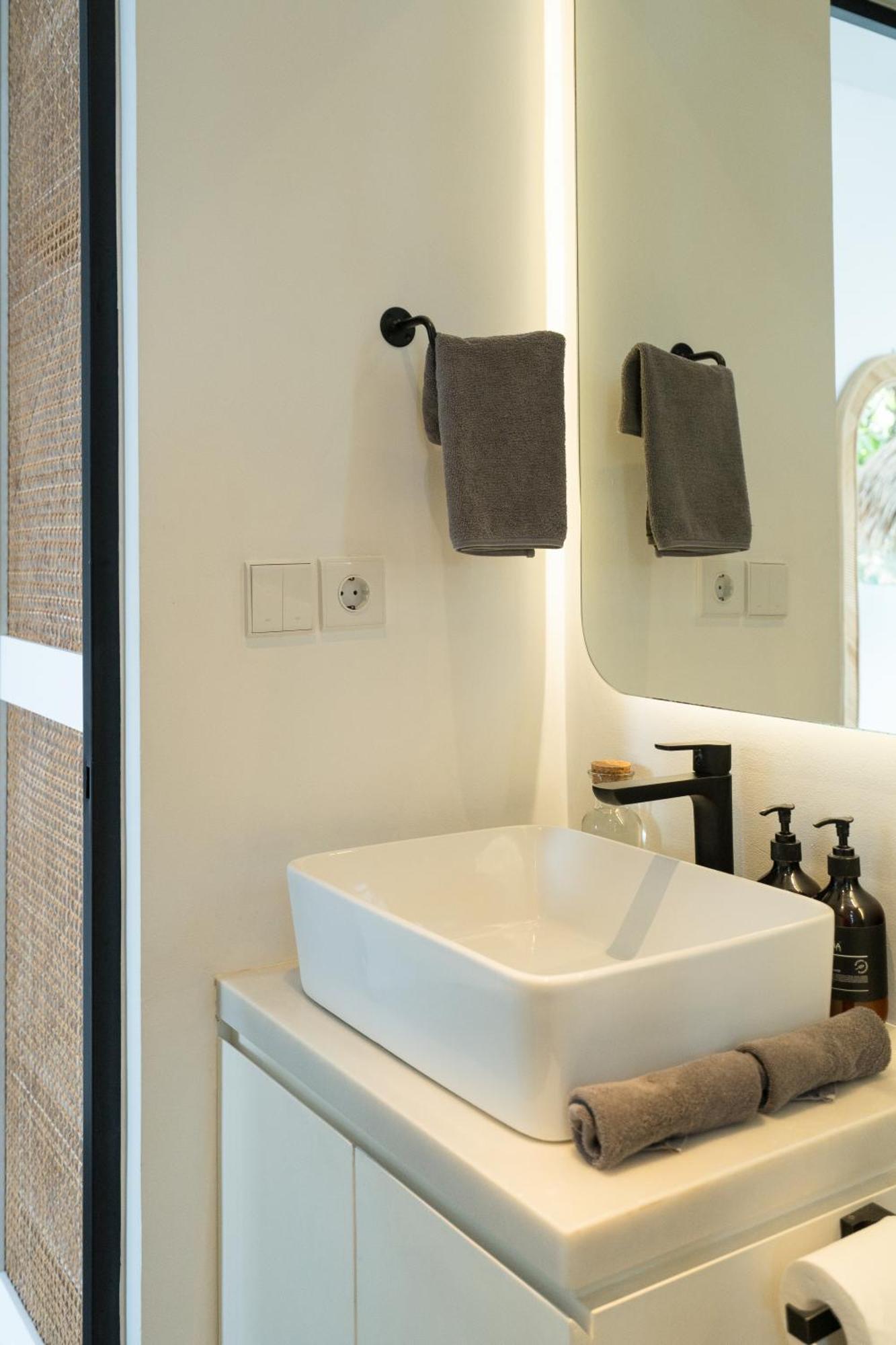 Reif 2 Canggu, Luxury Poolvilla, 2 Bedrooms, 100m2, Near Beach, & Quiet Location